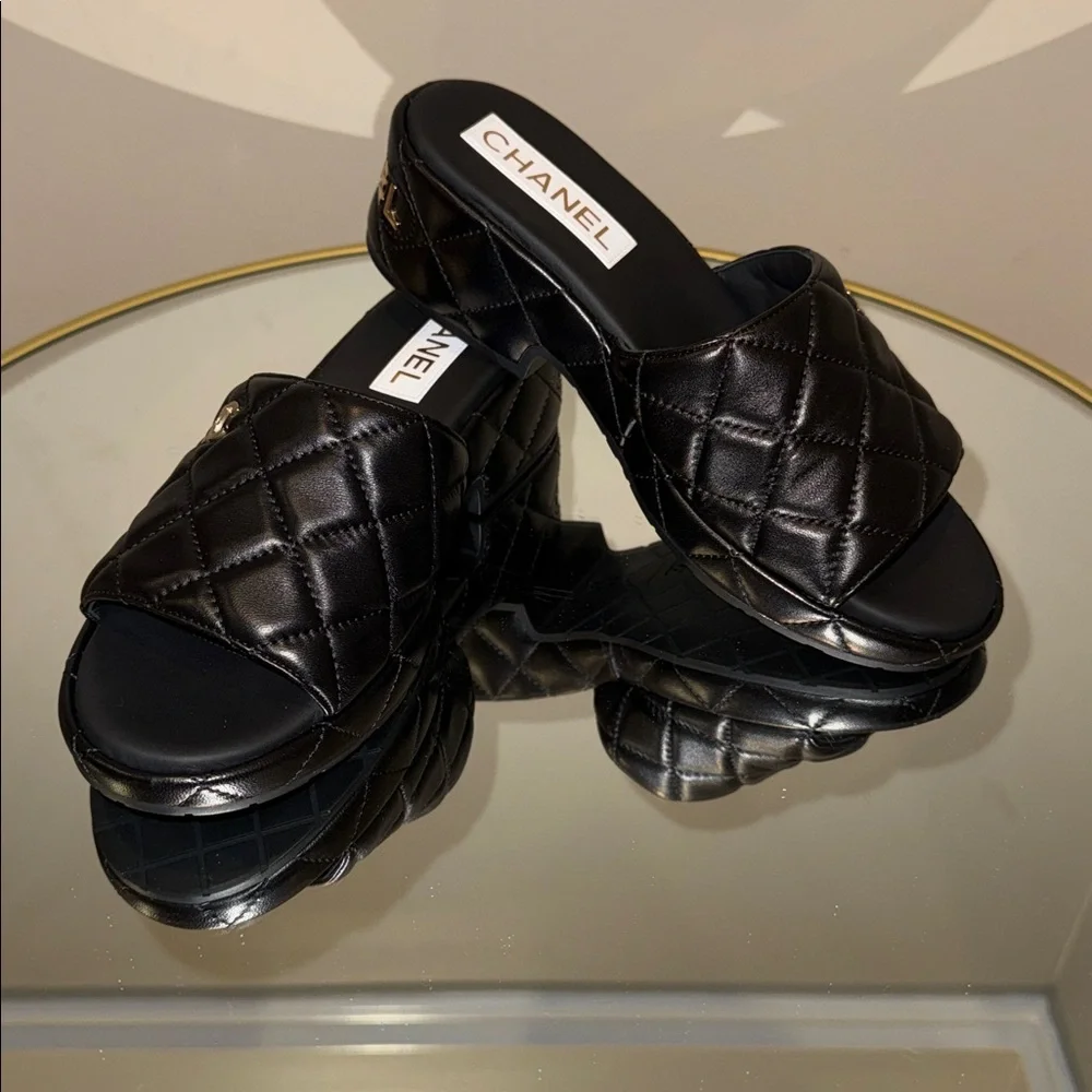 CHANEL Dad sandals Quilted leather CC logo  slide 38 - Picture 13 of 17